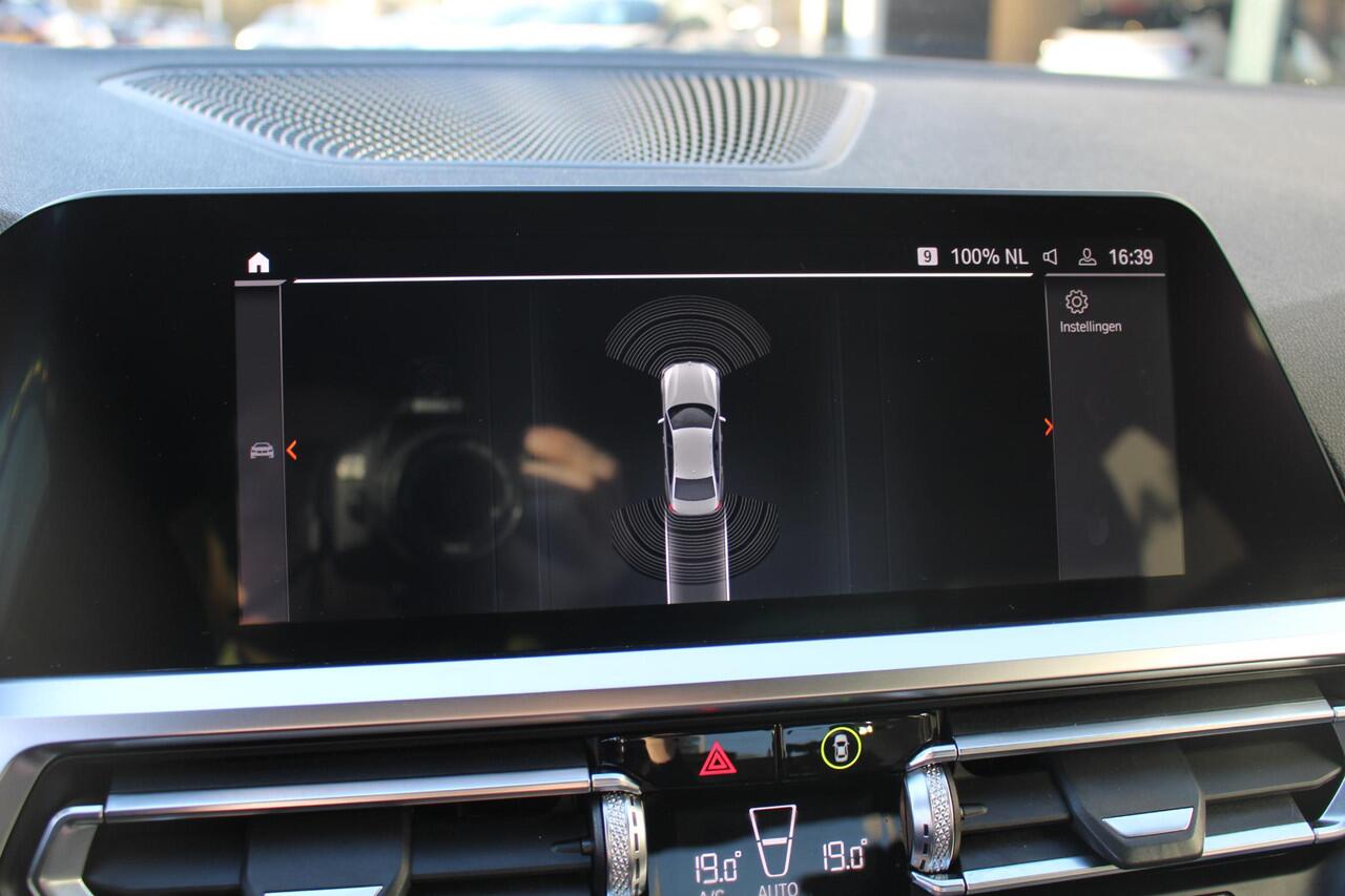 BMW 3-SERIE 320i High Executive Edition | M Sport Pakket | Harman Kardon | Adaptieve Cruise | Stoel en Stuurverwarming | PDC voor en achter |