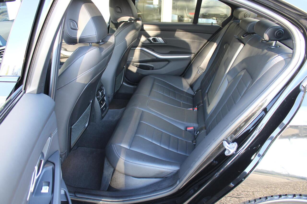 BMW 3-SERIE 320i High Executive Edition | M Sport Pakket | Harman Kardon | Adaptieve Cruise | Stoel en Stuurverwarming | PDC voor en achter |