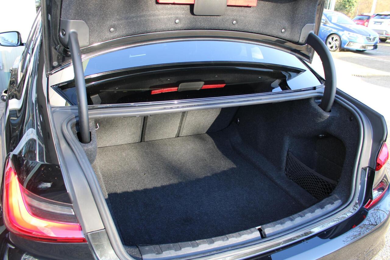 BMW 3-SERIE 320i High Executive Edition | M Sport Pakket | Harman Kardon | Adaptieve Cruise | Stoel en Stuurverwarming | PDC voor en achter |