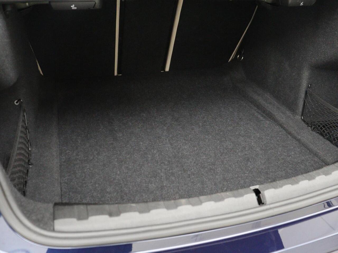 BMW 3-SERIE 320i High Executive Edition | Panoramadak | Leder | Stoel & Stuurverwarming | Adaptive Cruise | Sfeerverlichting
