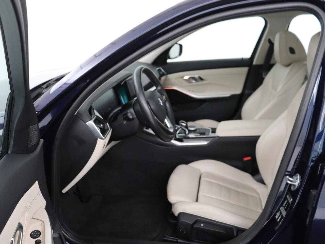 BMW 3-SERIE 320i High Executive Edition | Panoramadak | Leder | Stoel & Stuurverwarming | Adaptive Cruise | Sfeerverlichting