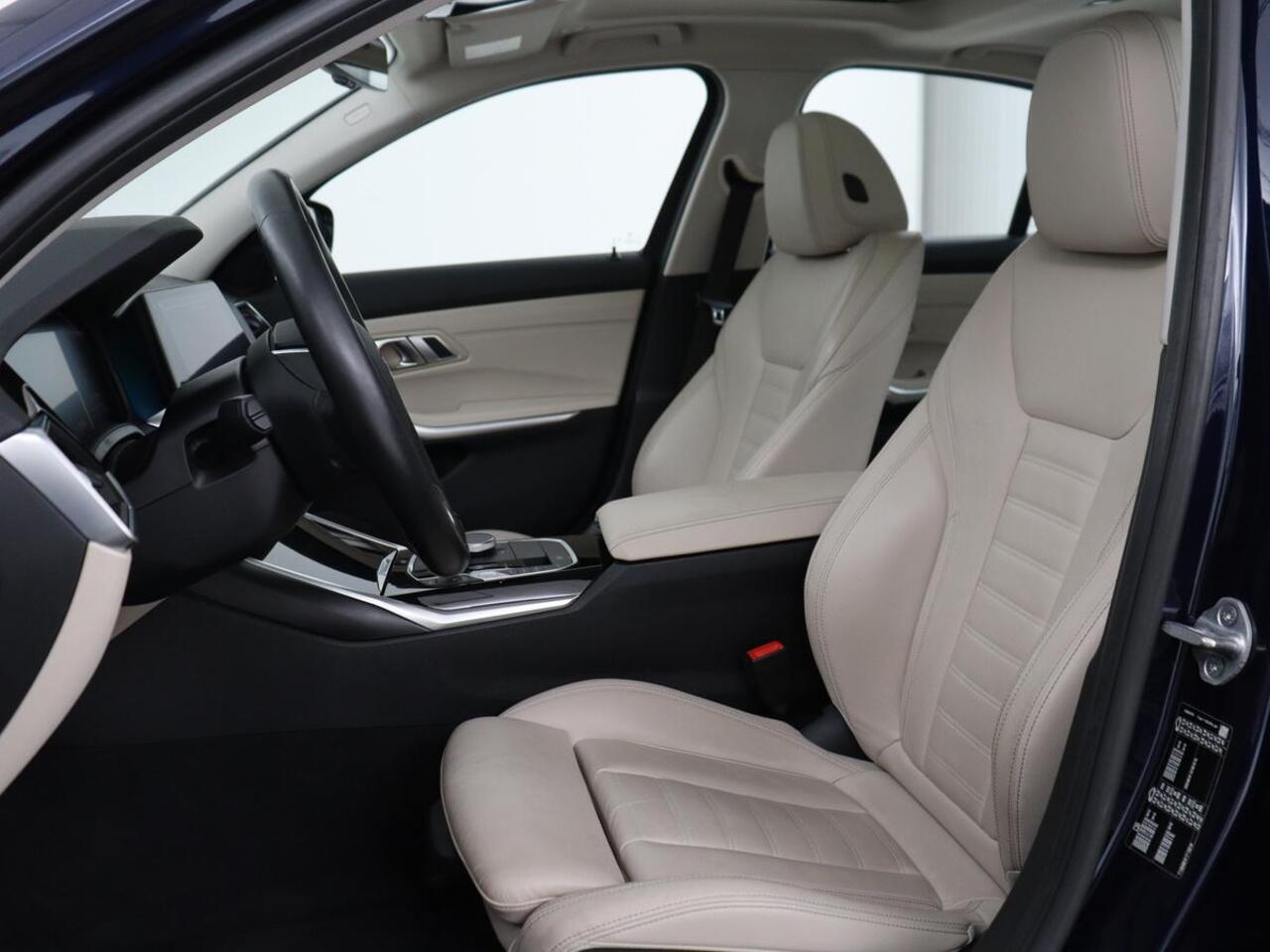 BMW 3-SERIE 320i High Executive Edition | Panoramadak | Leder | Stoel & Stuurverwarming | Adaptive Cruise | Sfeerverlichting