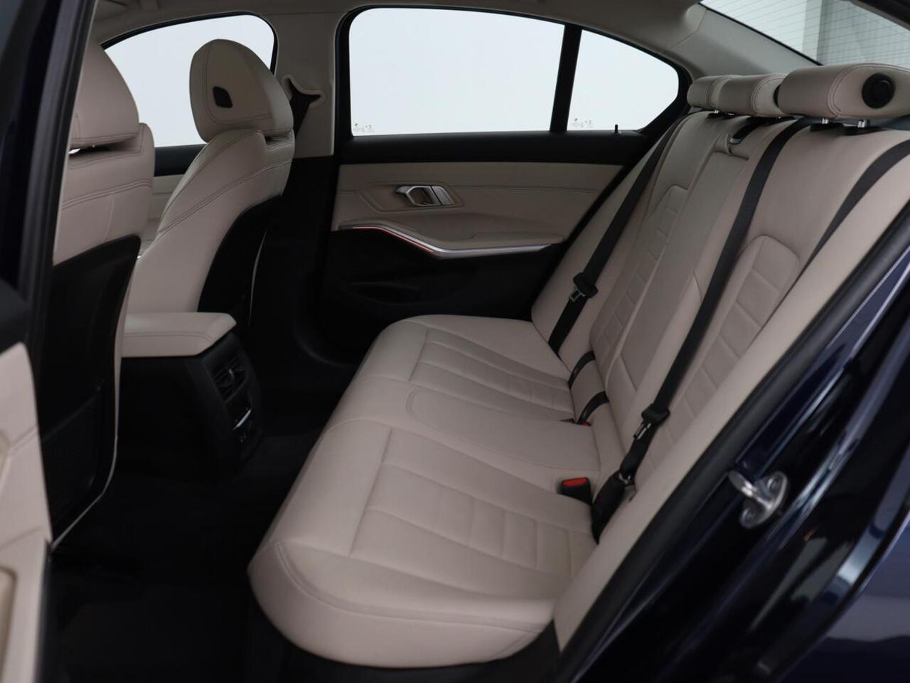 BMW 3-SERIE 320i High Executive Edition | Panoramadak | Leder | Stoel & Stuurverwarming | Adaptive Cruise | Sfeerverlichting