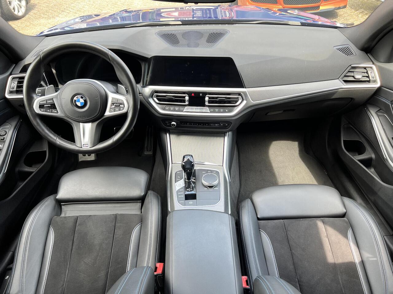 BMW 3-SERIE 320i High Executive /M-Pakket/Apple Carplay/Ambiance verlichting/Cruise&Clima Control/Leder-Alcantara/Park Sens V+A/Keyless/(MET GARANTIE*)