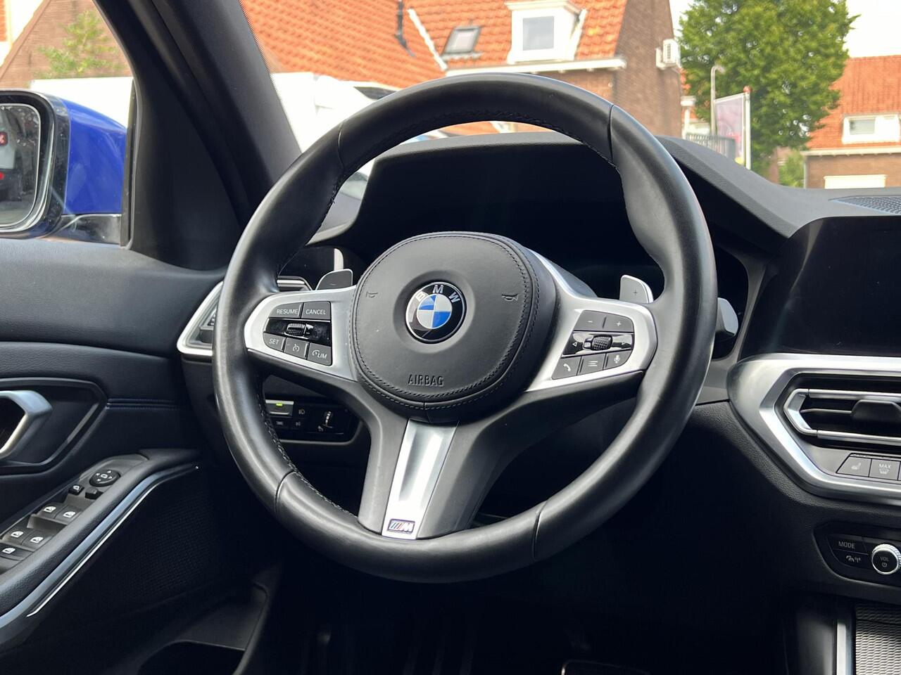 BMW 3-SERIE 320i High Executive /M-Pakket/Apple Carplay/Ambiance verlichting/Cruise&Clima Control/Leder-Alcantara/Park Sens V+A/Keyless/(MET GARANTIE*)