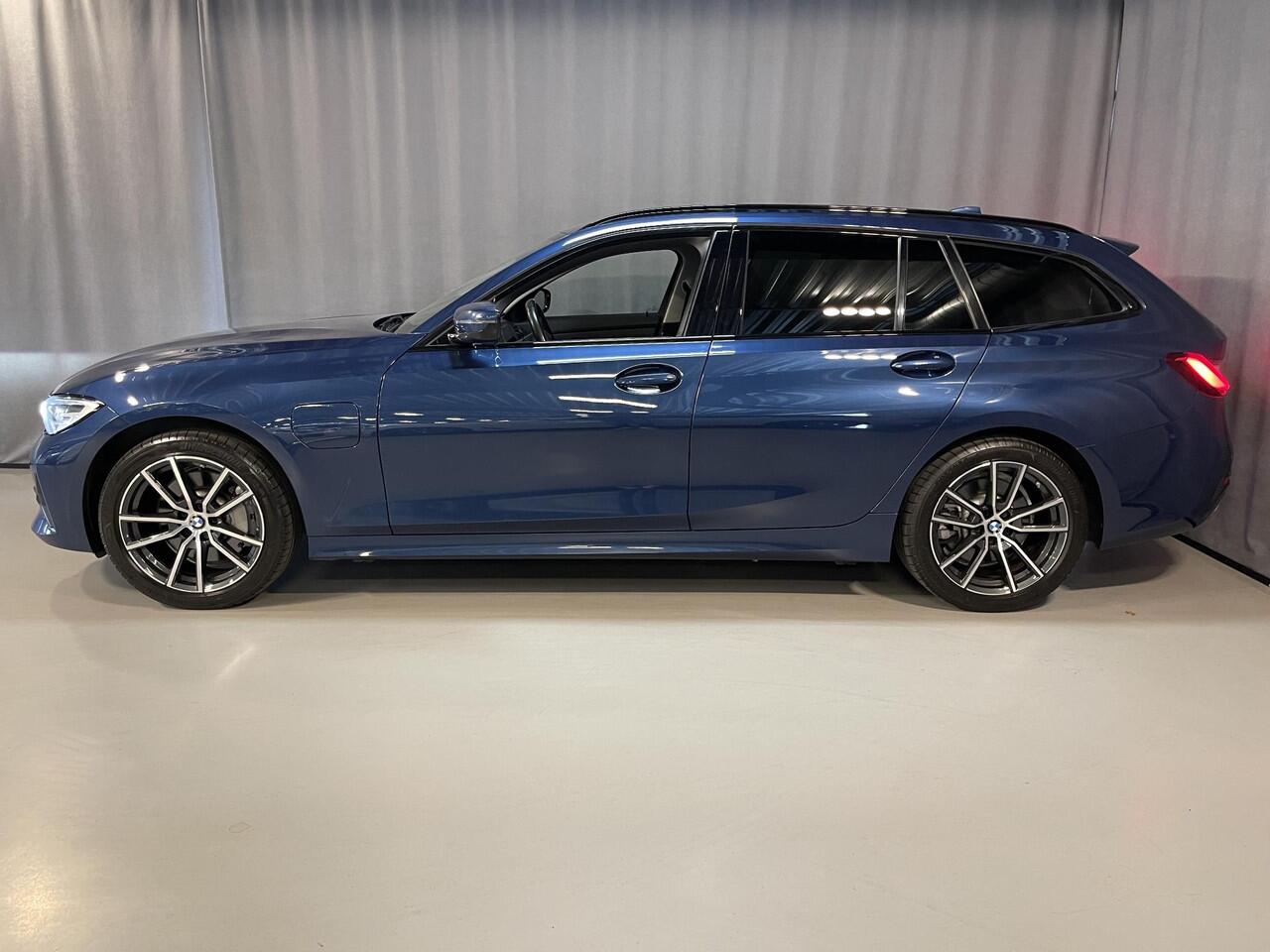 BMW 3-SERIE Touring 330e xDrive Sport Line 18"/Keyless/Sportstoelen + memory/Stoel + stuurverwarming/PDC/Apple Carplay & Android Auto