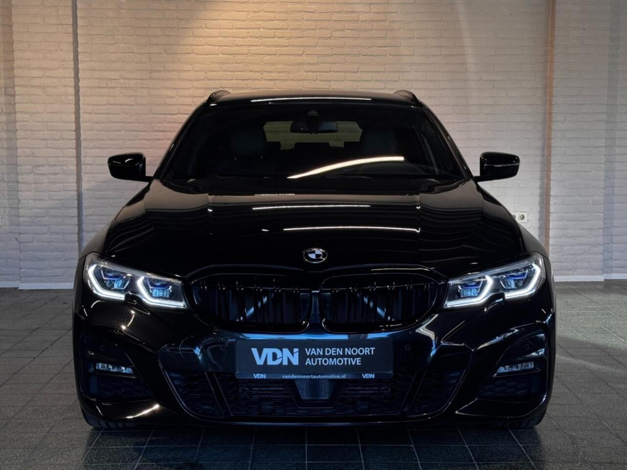 BMW 3-SERIE Touring 318i High Executive M-Sport Laser LED Leder HUD 19''