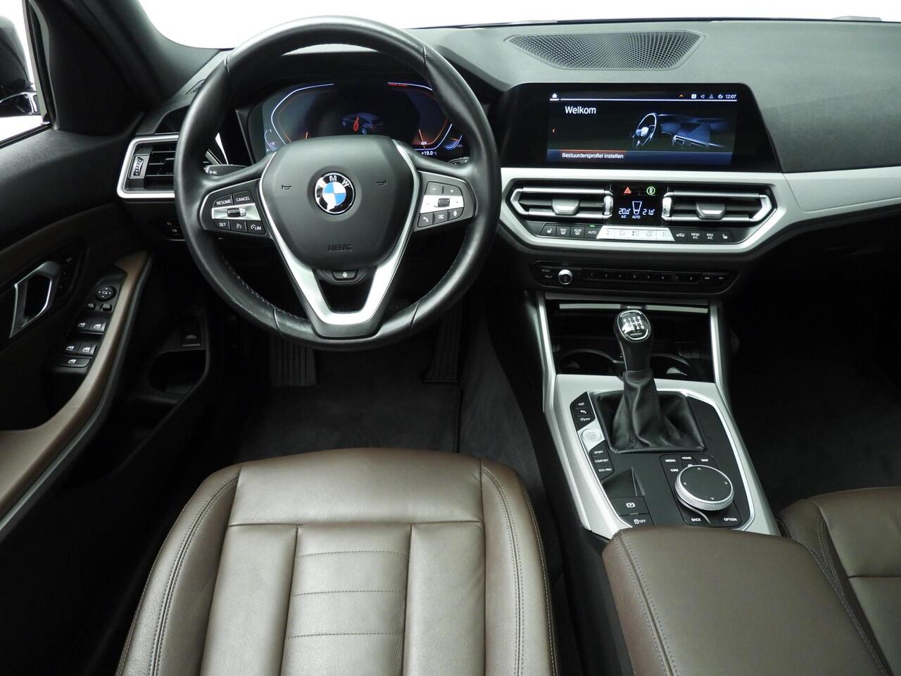 BMW 3-SERIE Touring 318i | Laserlicht | Leder | Navigatie | Schuifdak | Elektr. zetels | Shadow line | DAB | ALu 17 inch
