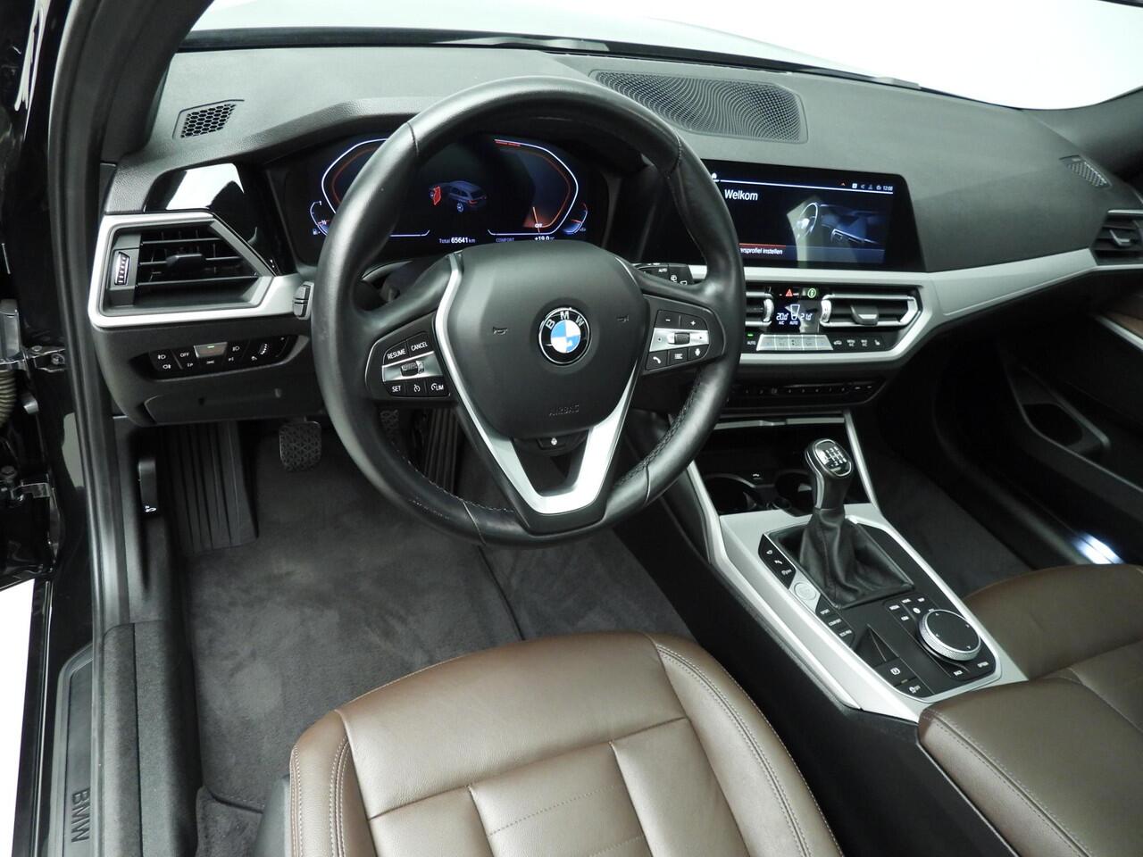 BMW 3-SERIE Touring 318i | Laserlicht | Leder | Navigatie | Schuifdak | Elektr. zetels | Shadow line | DAB | ALu 17 inch