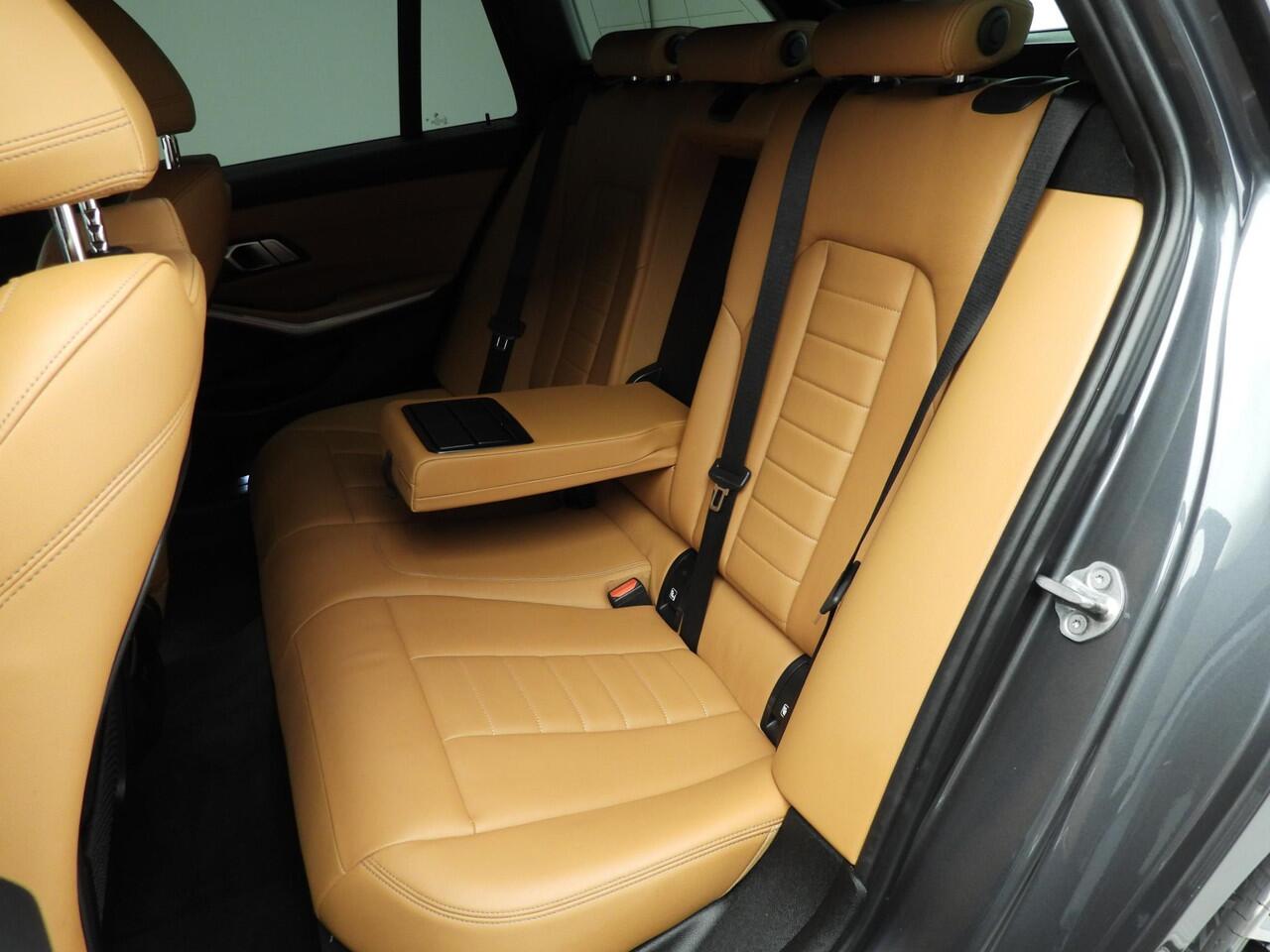 BMW 3-SERIE Touring 318i | M-Sportpakket | Laserlicht | Leder | Navigatie | Sportstoelen | Stoelverwarming | DAB | Alu 18 inch