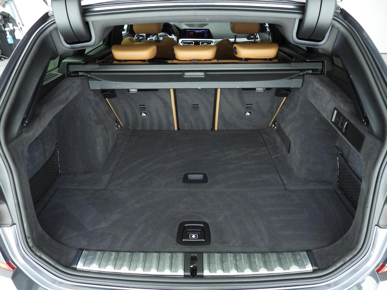 BMW 3-SERIE Touring 318i | M-Sportpakket | Laserlicht | Leder | Navigatie | Sportstoelen | Stoelverwarming | DAB | Alu 18 inch