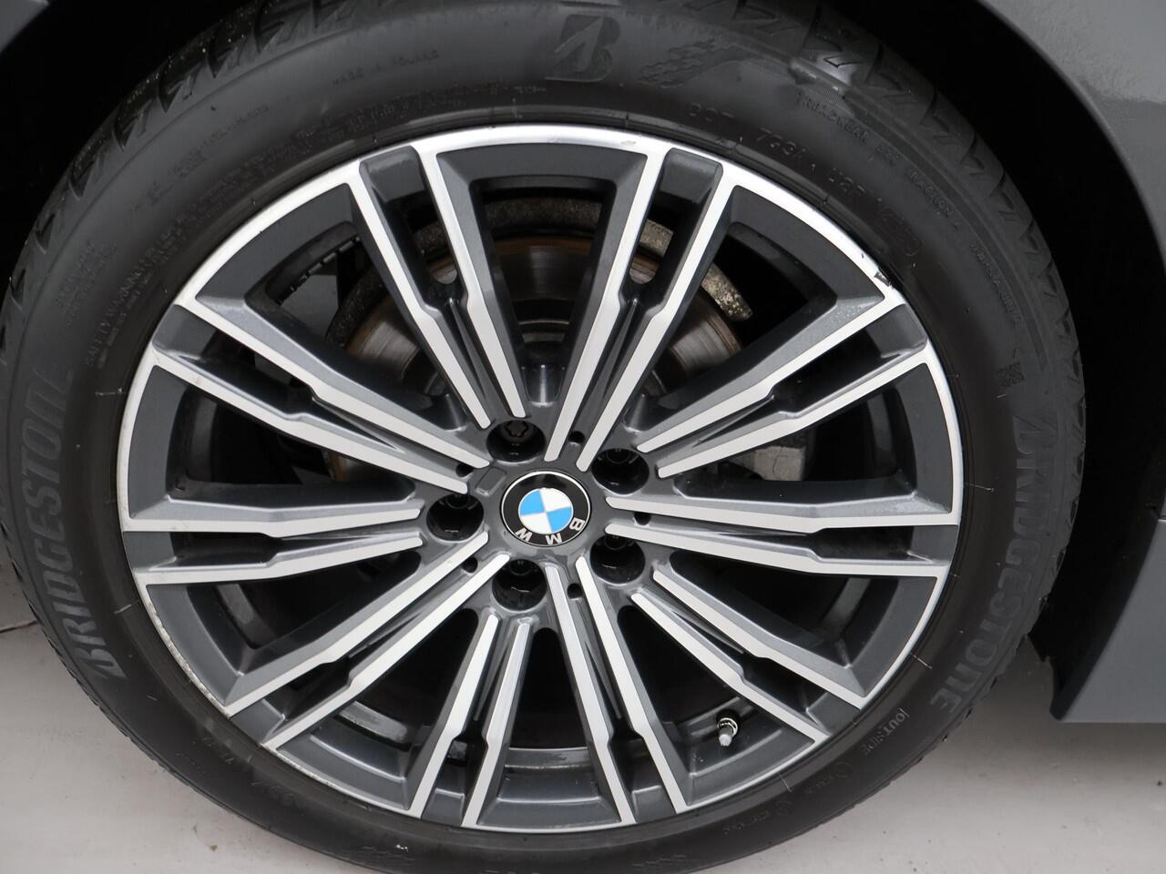 BMW 3-SERIE Touring 318i AUT. M-SPORT DRAVITGRAU + SPORTSTOELEN | CAMERA | MEMORY | HIFI | SFEERVERLICHTING | CARPLAY