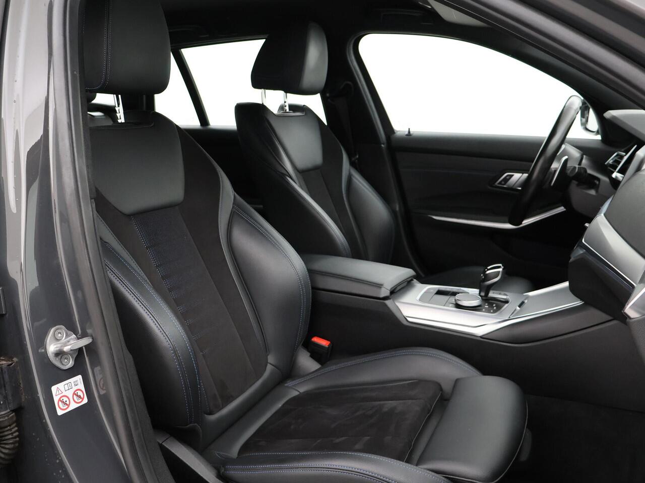BMW 3-SERIE Touring 318i AUT. M-SPORT DRAVITGRAU + SPORTSTOELEN | CAMERA | MEMORY | HIFI | SFEERVERLICHTING | CARPLAY