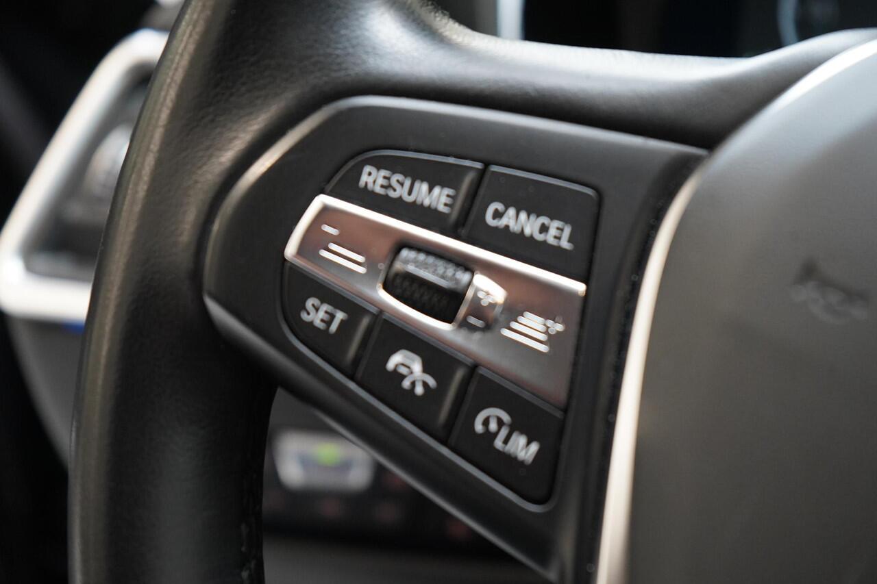 BMW 3-SERIE Touring 330e Business Edition Plus | Adaptive cruise | Trekhaak | Sportstoelen | Apple Carplay