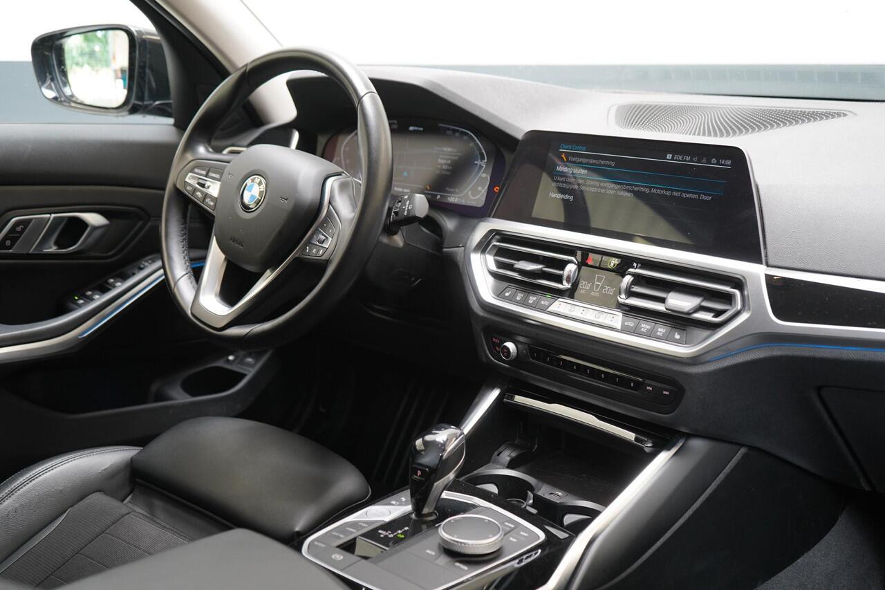 BMW 3-SERIE Touring 330e Business Edition Plus | Adaptive cruise | Trekhaak | Sportstoelen | Apple Carplay