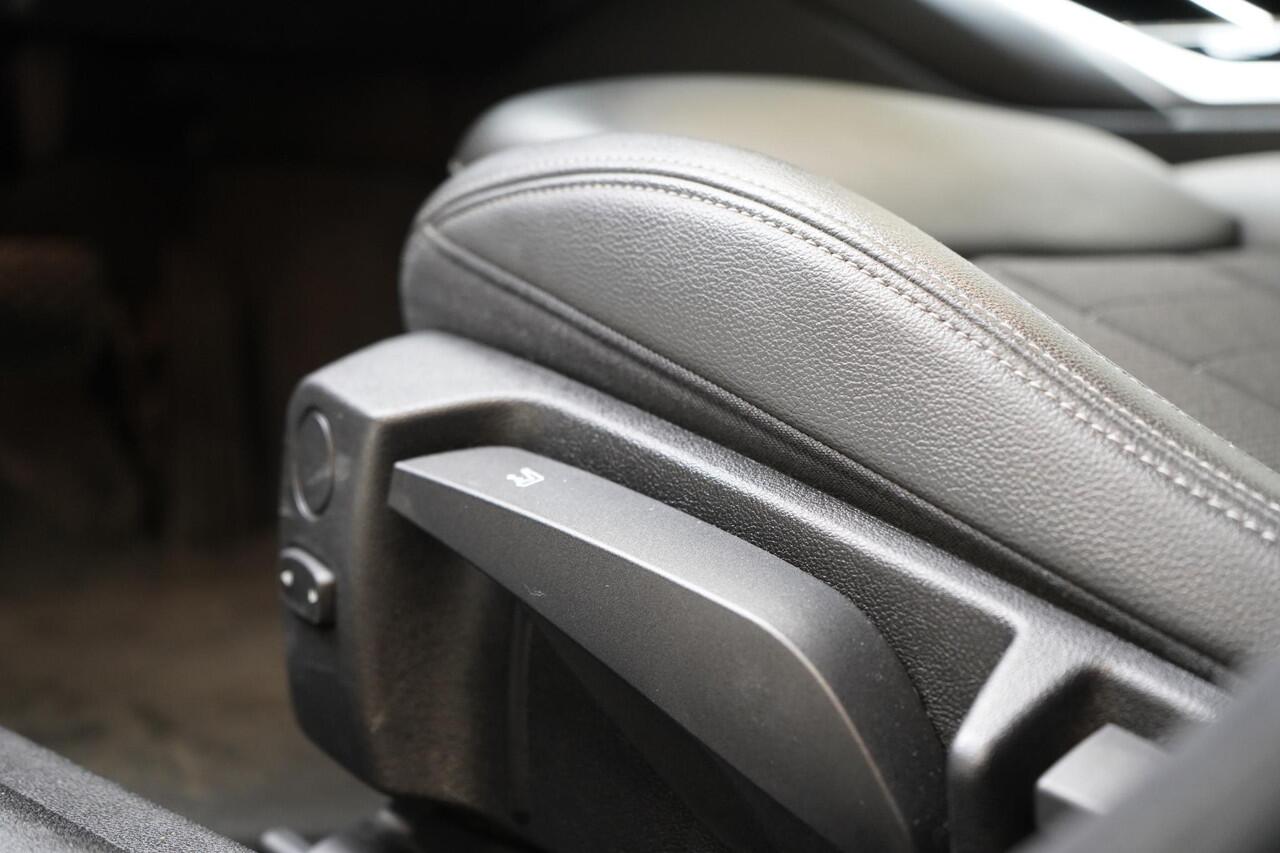 BMW 3-SERIE Touring 330e Business Edition Plus | Adaptive cruise | Trekhaak | Sportstoelen | Apple Carplay