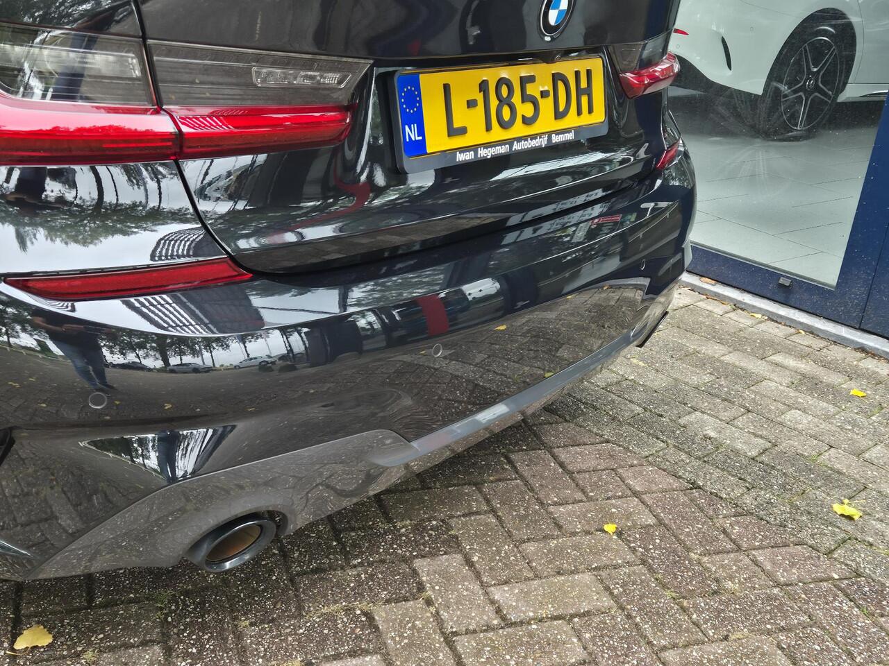 BMW 3-SERIE 318i High Executive | M Sport Pack | PDC+Camera | Climate | Panoramadak | Leder |