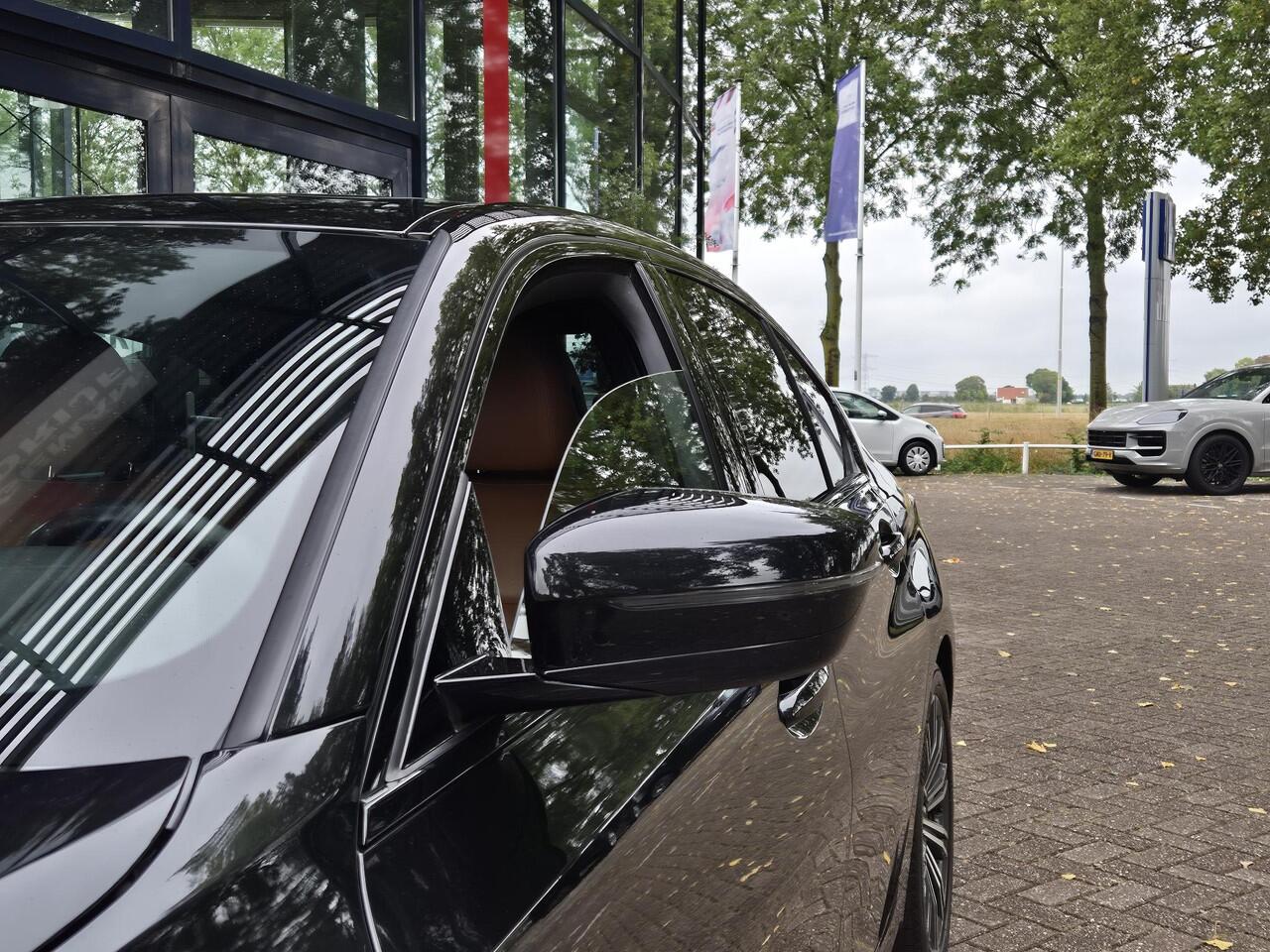 BMW 3-SERIE 318i High Executive | M Sport Pack | PDC+Camera | Climate | Panoramadak | Leder |