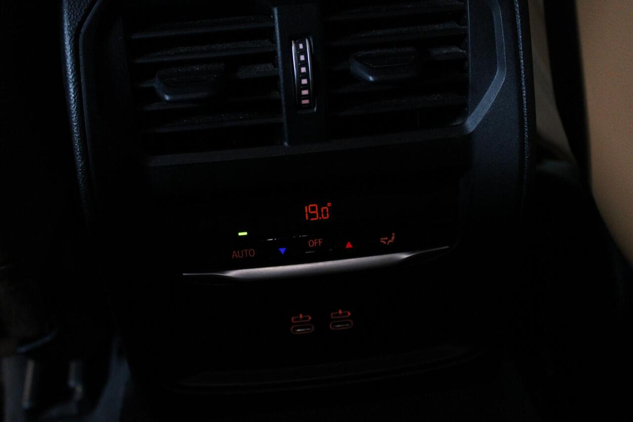 BMW 3-SERIE Touring 318d Touring M-Sport Laser - Leder - M-Sport