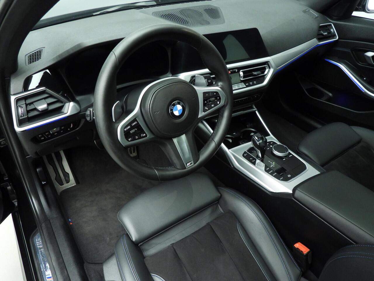 BMW 3-SERIE Touring 318i | M-Sportpakket | LED | Navigatie | Schuifdak | Sportstoelen | DAB | Hifi speakers | Alu 18 inch