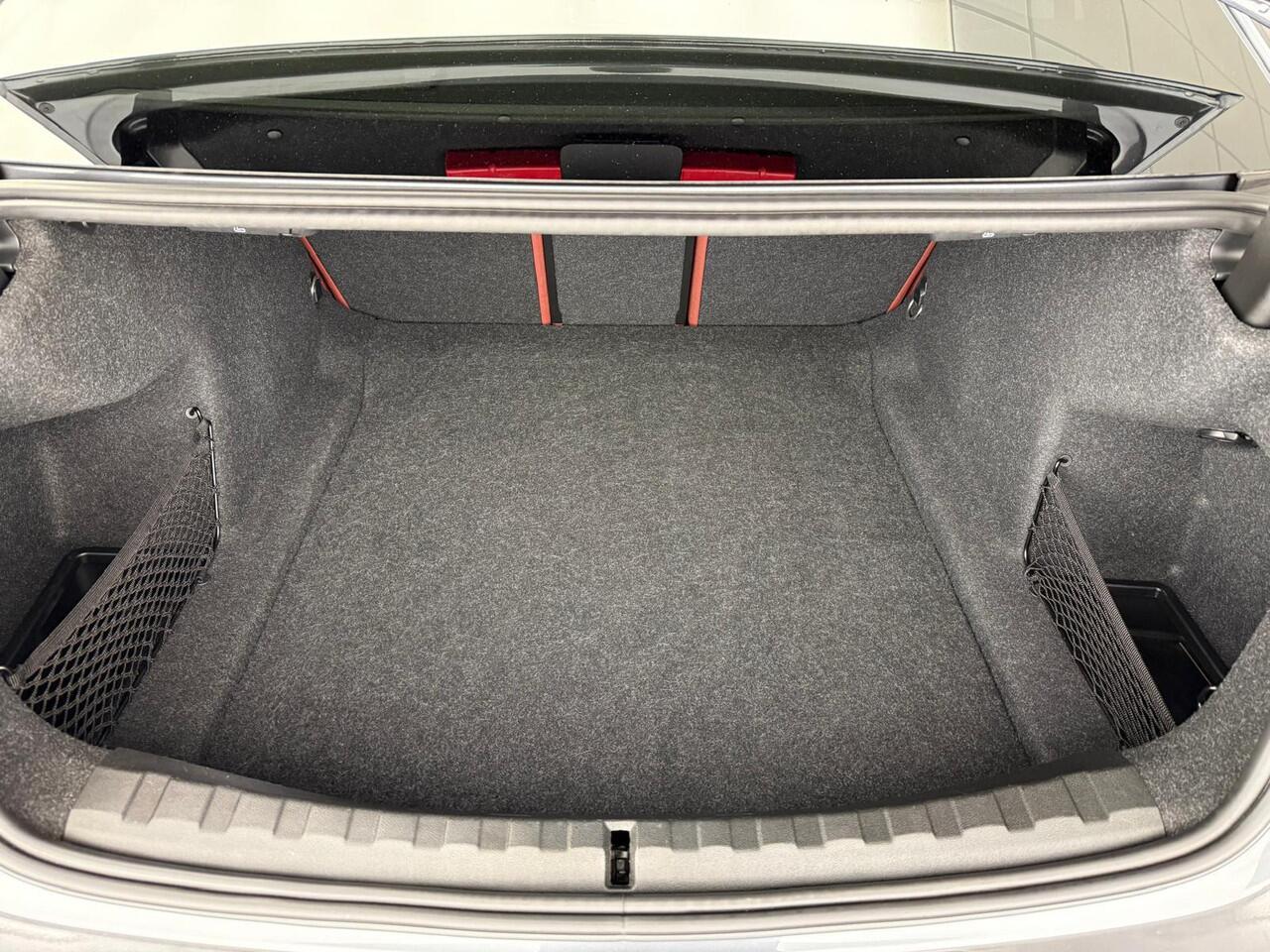 BMW 3-SERIE Sedan 320i | LED | Leder | Navigatie | Sportstoelen | Stoelverwarming | DAB | Alu 17 inch