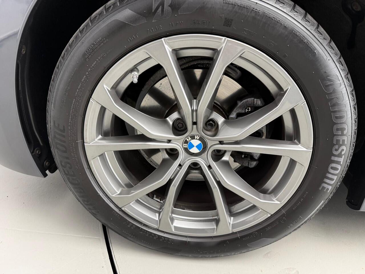 BMW 3-SERIE Sedan 320i | LED | Leder | Navigatie | Sportstoelen | Stoelverwarming | DAB | Alu 17 inch