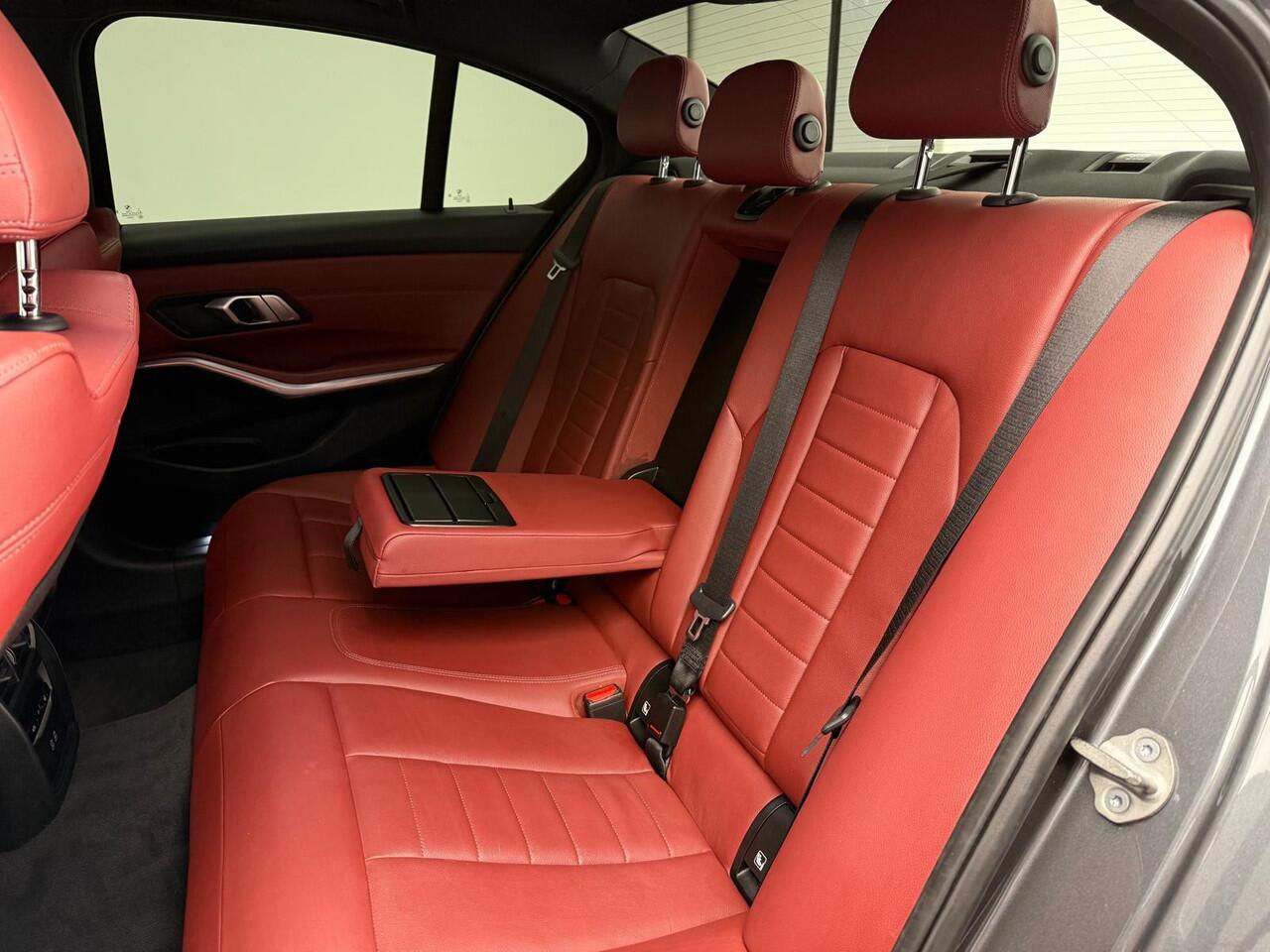 BMW 3-SERIE Sedan 320i | LED | Leder | Navigatie | Sportstoelen | Stoelverwarming | DAB | Alu 17 inch