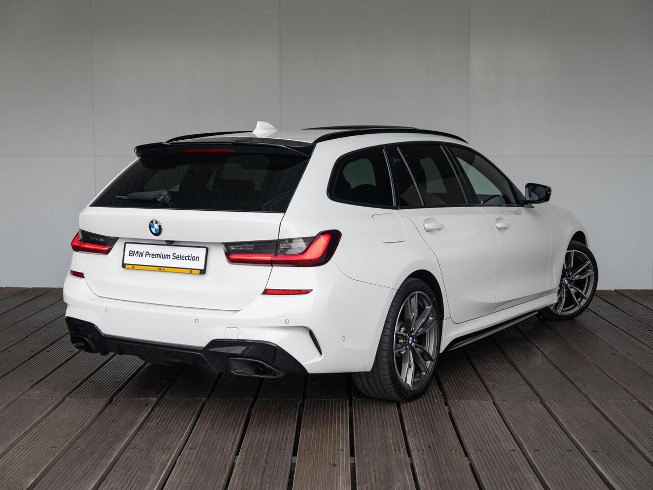 BMW 3-SERIE Touring M340i xDrive | Innovationspakket | Verwarmd Stuurwiel | Comfort Access | Panoramadak | Stoelverwarming | Laserlight | Head-Up Display | Harman Kardon | 19''