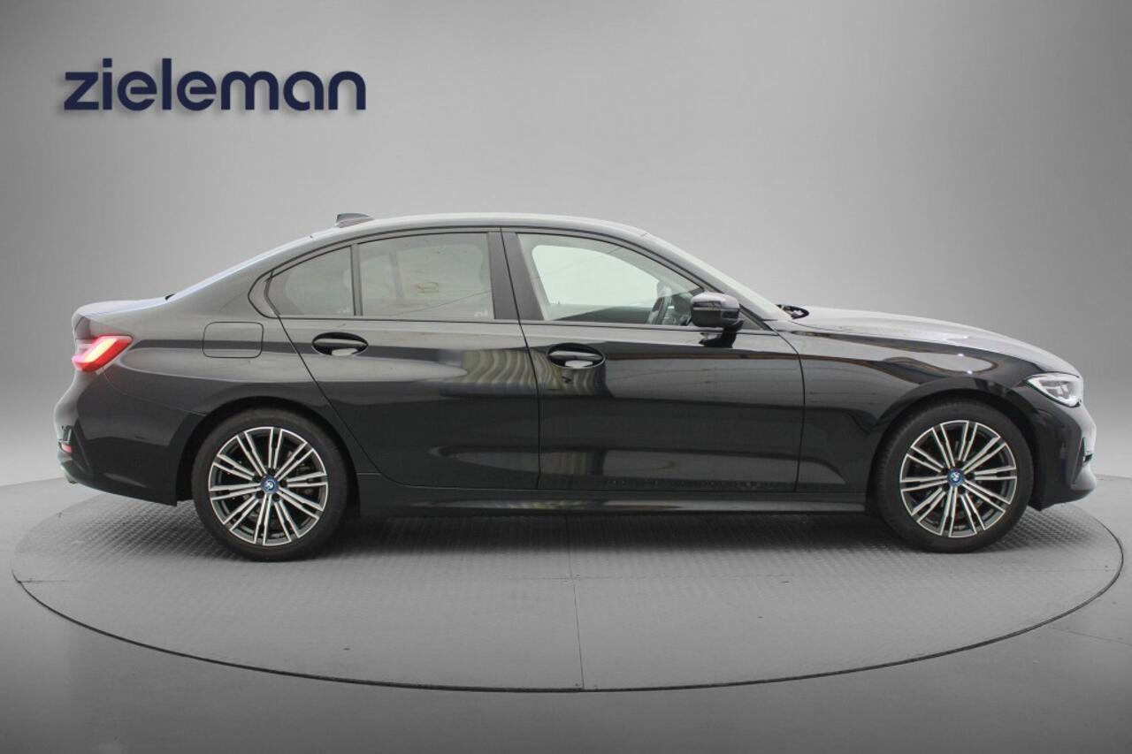 BMW 3-SERIE 318i Sedan Business Edition Automaat - Digitaal Cockpit, Carplay