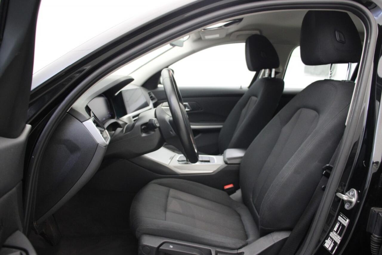 BMW 3-SERIE 318i Sedan Business Edition Automaat - Digitaal Cockpit, Carplay