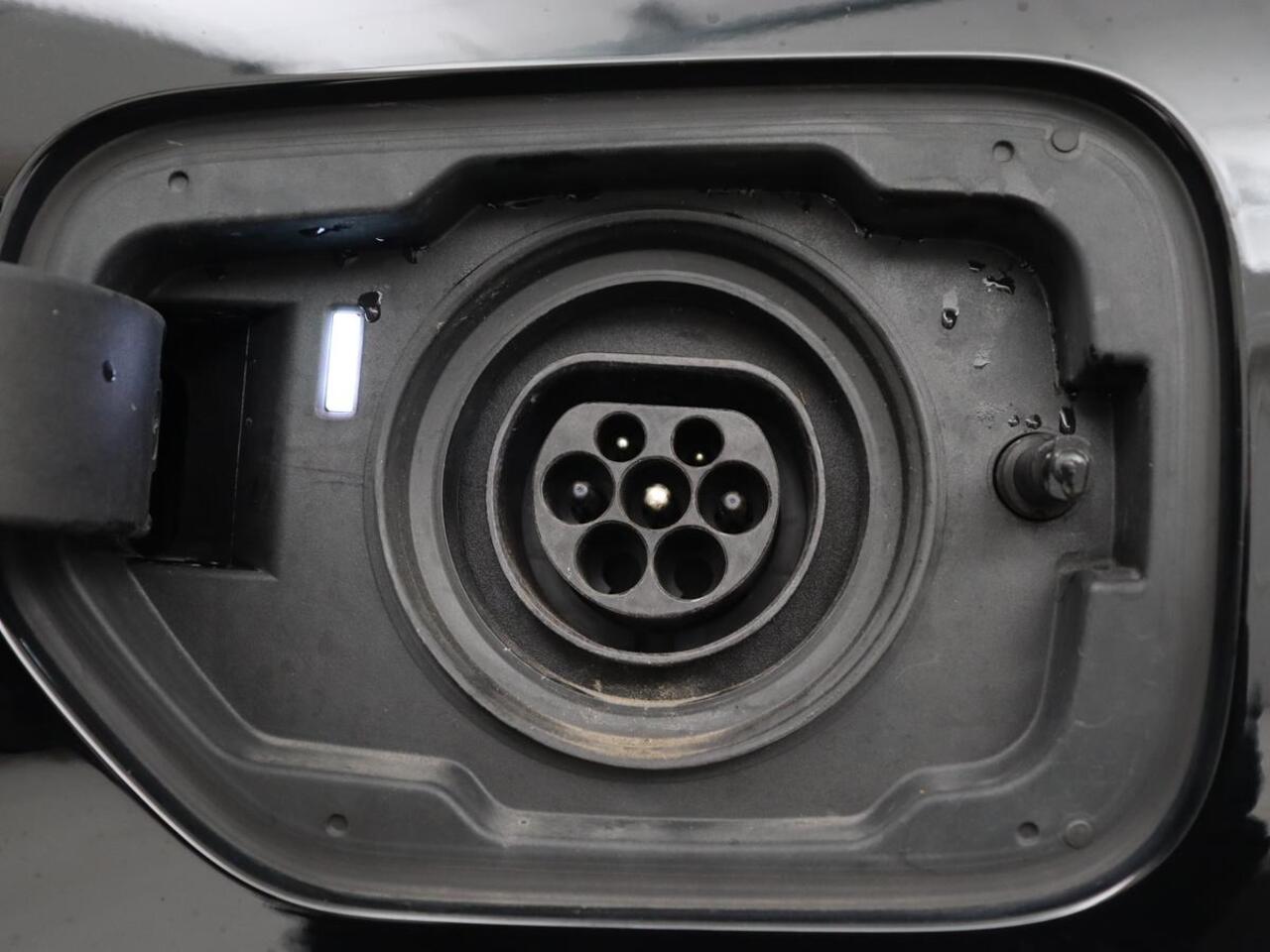 BMW 3-SERIE Touring 330e Business Edition Plus | Leder Bekleding | Carplay | Cruise Control | Navigatie | Laser LED koplampen | Stoelverwarming | LMV 18 |