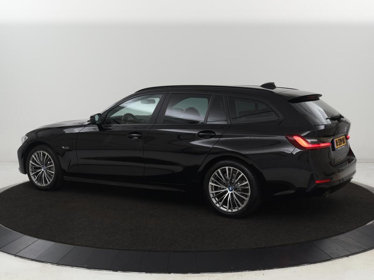 BMW 3-SERIE Touring 330e Business Edition Plus | Leder Bekleding | Carplay | Cruise Control | Navigatie | Laser LED koplampen | Stoelverwarming | LMV 18 |