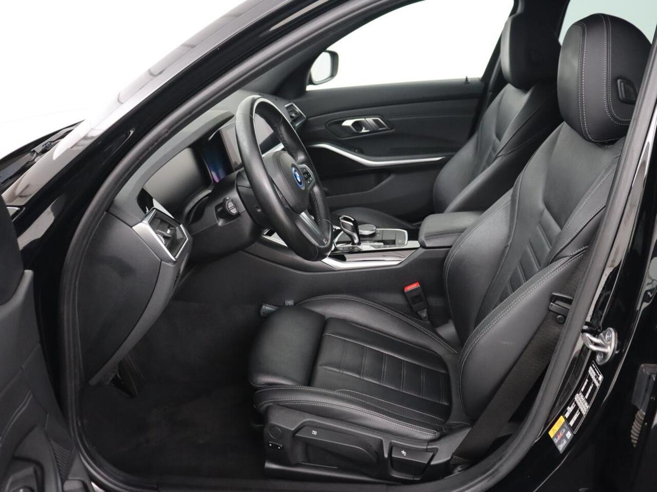 BMW 3-SERIE Touring 330e Business Edition Plus | Leder Bekleding | Carplay | Cruise Control | Navigatie | Laser LED koplampen | Stoelverwarming | LMV 18 |