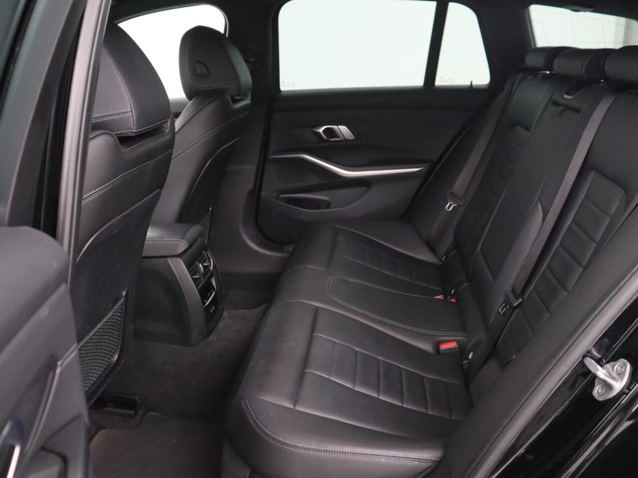 BMW 3-SERIE Touring 330e Business Edition Plus | Leder Bekleding | Carplay | Cruise Control | Navigatie | Laser LED koplampen | Stoelverwarming | LMV 18 |