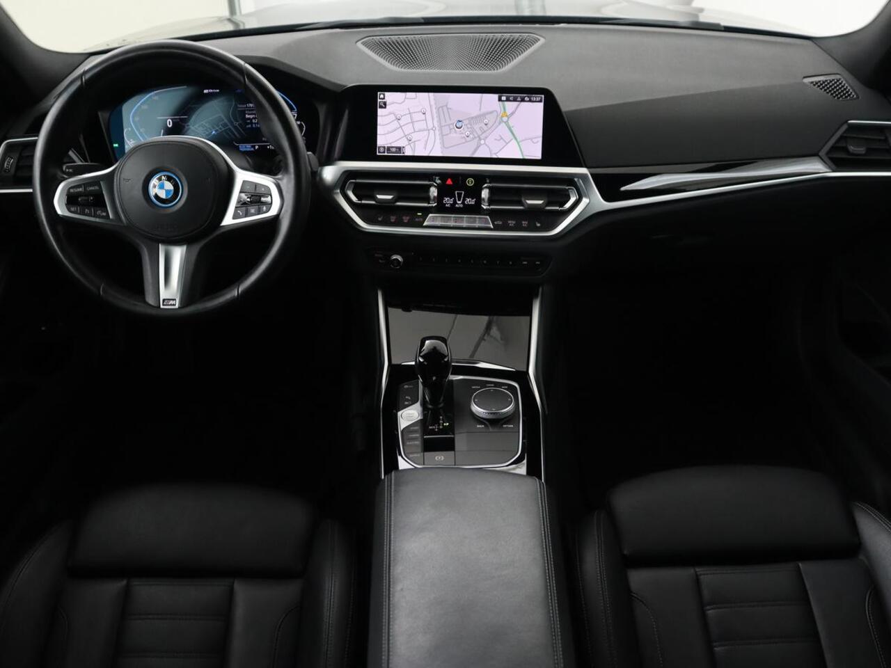 BMW 3-SERIE Touring 330e Business Edition Plus | Leder Bekleding | Carplay | Cruise Control | Navigatie | Laser LED koplampen | Stoelverwarming | LMV 18 |