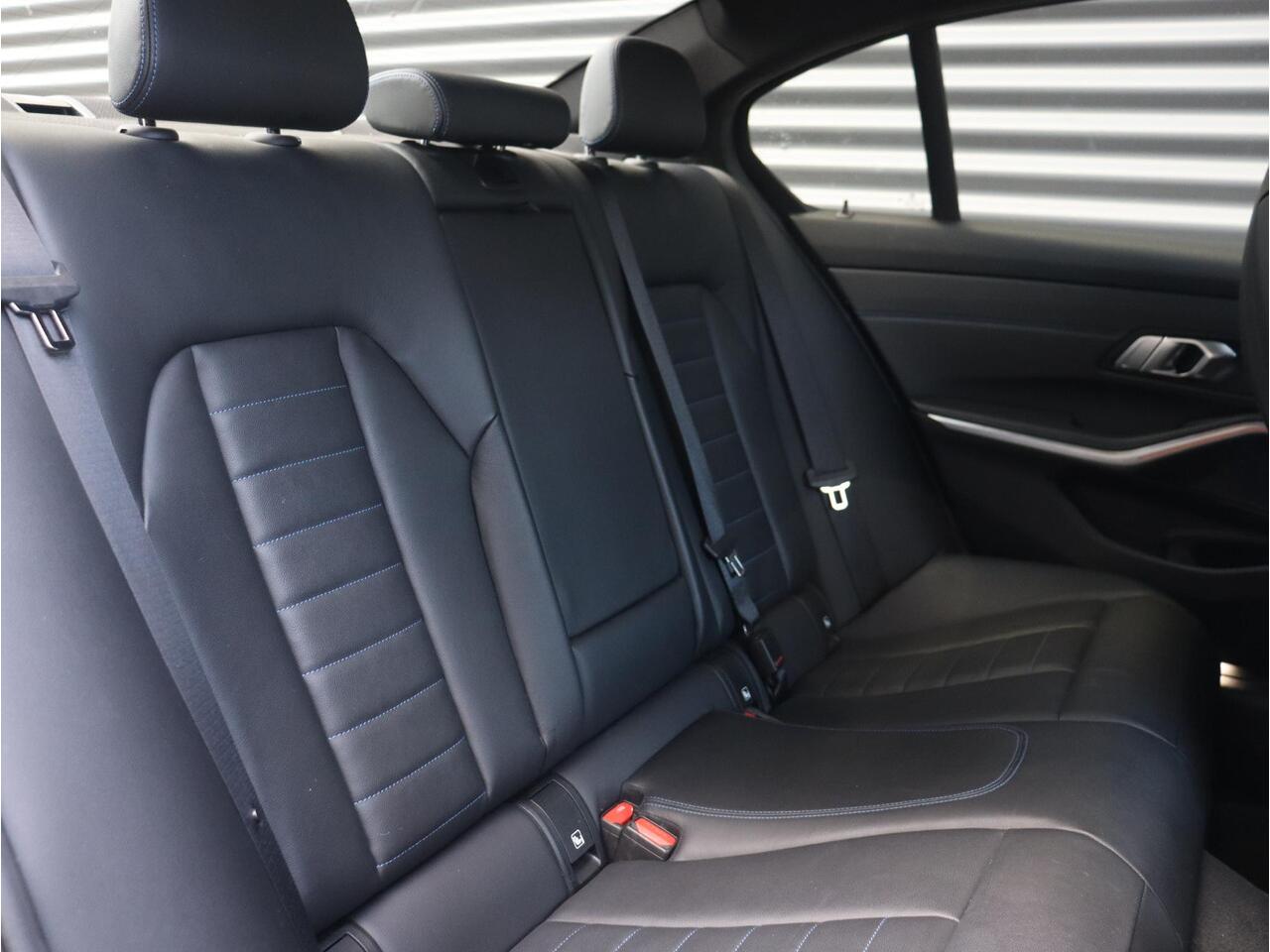 BMW 3-SERIE Sedan M340i xDrive | High Executive | Panodak | Elektr. Stoelen | Driving Assistant | Laserlight | Adaptief M Onderstel | Hi-Fi | 19'' LMV