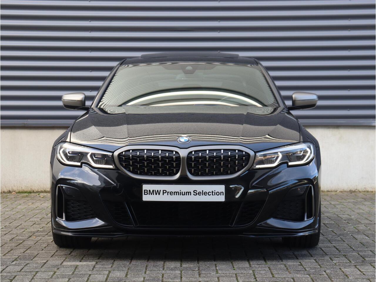 BMW 3-SERIE Sedan M340i xDrive | High Executive | Panodak | Elektr. Stoelen | Driving Assistant | Laserlight | Adaptief M Onderstel | Hi-Fi | 19'' LMV