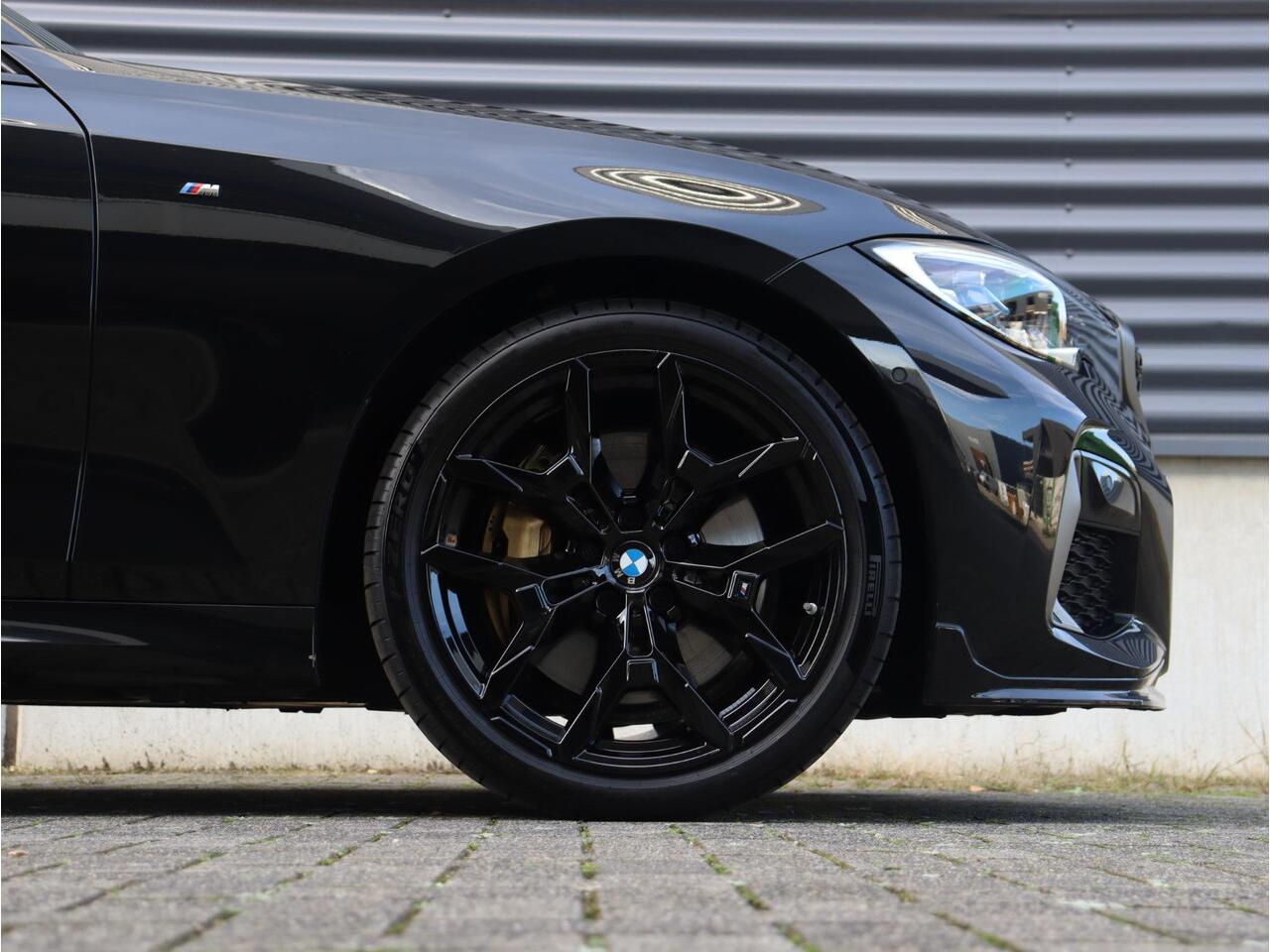 BMW 3-SERIE Sedan M340i xDrive | High Executive | Panodak | Elektr. Stoelen | Driving Assistant | Laserlight | Adaptief M Onderstel | Hi-Fi | 19'' LMV