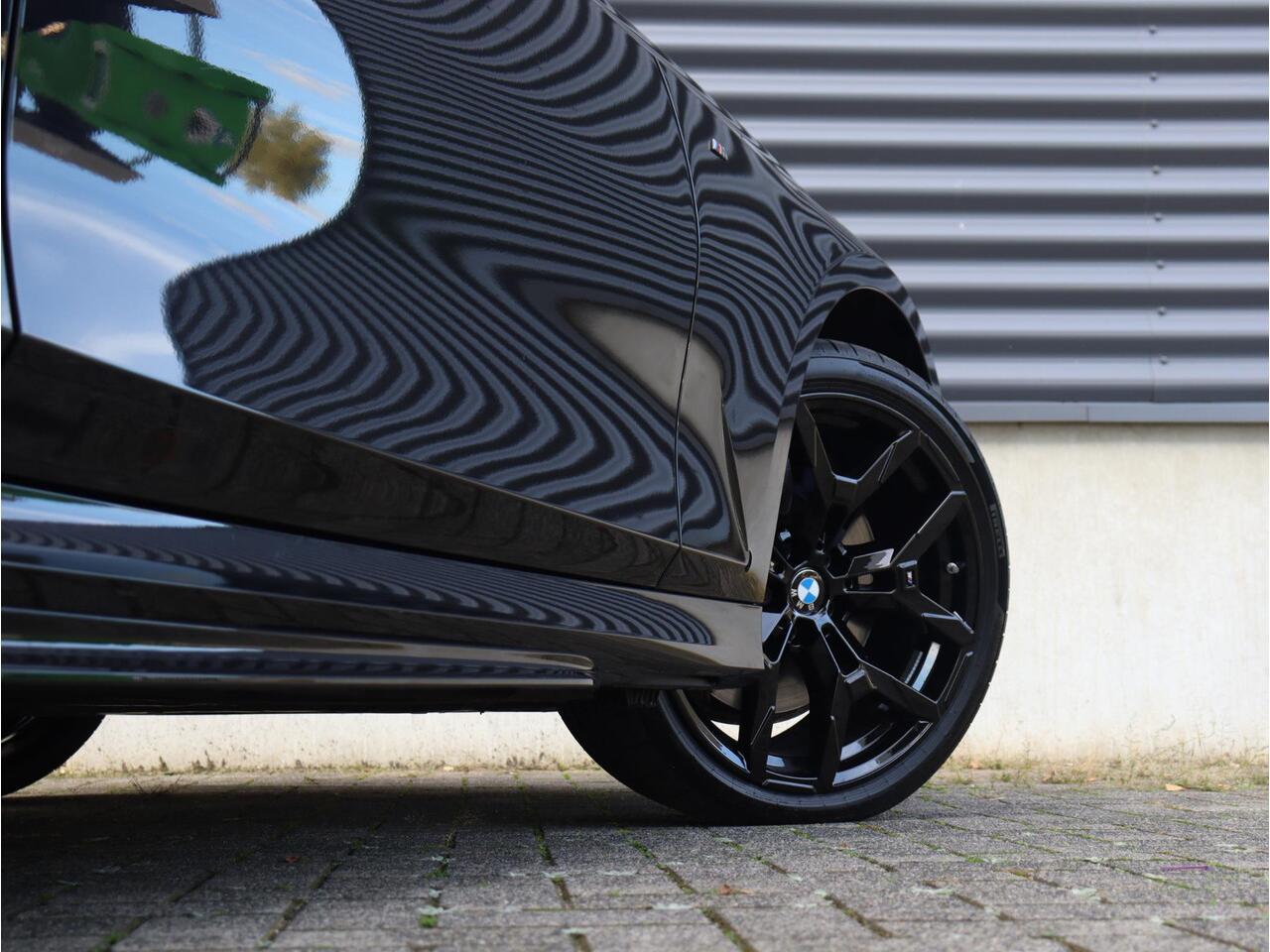 BMW 3-SERIE Sedan M340i xDrive | High Executive | Panodak | Elektr. Stoelen | Driving Assistant | Laserlight | Adaptief M Onderstel | Hi-Fi | 19'' LMV