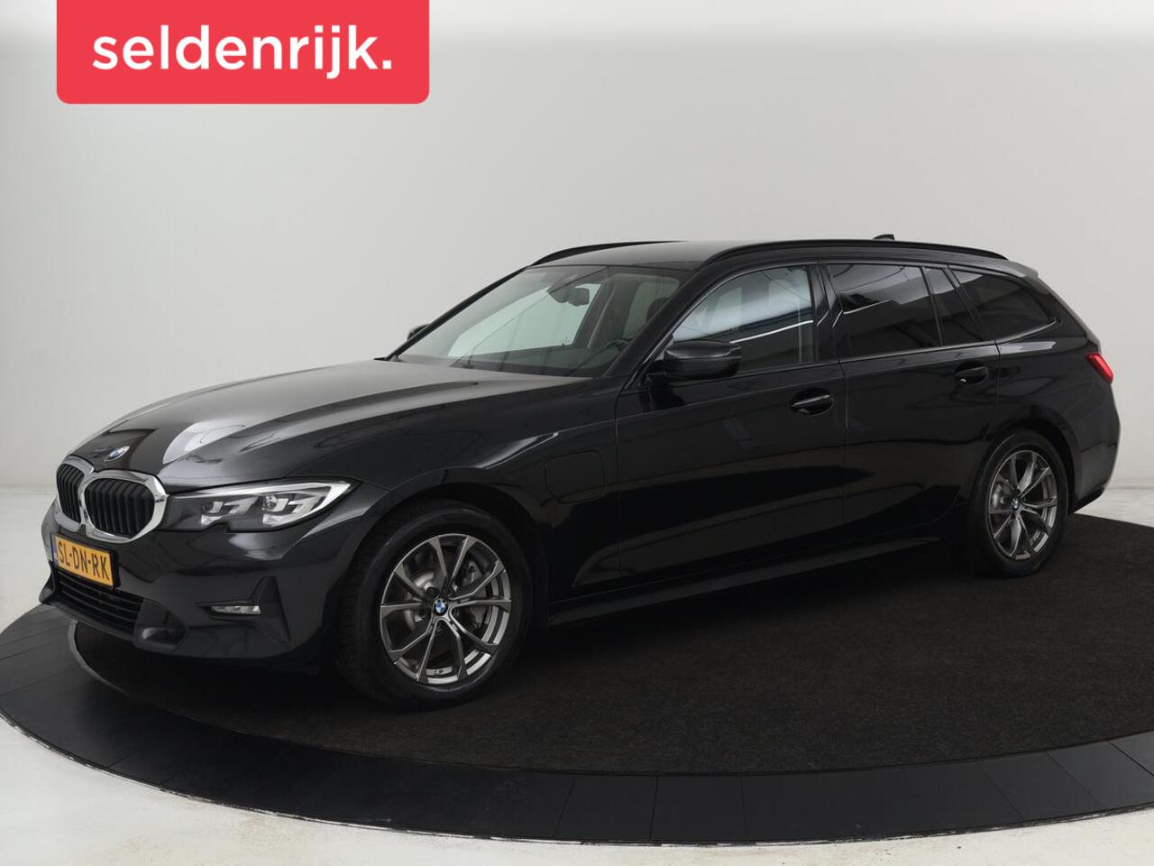 BMW 3-SERIE Touring 330e | Trekhaak | Half Leder | Stoel & Stuurverwarming | Sfeerverlichting | Carplay | Sportstoelen | Navigatie | Cruise Control | Parkeerhulp | Live Cockpit | PHEV | Plug In