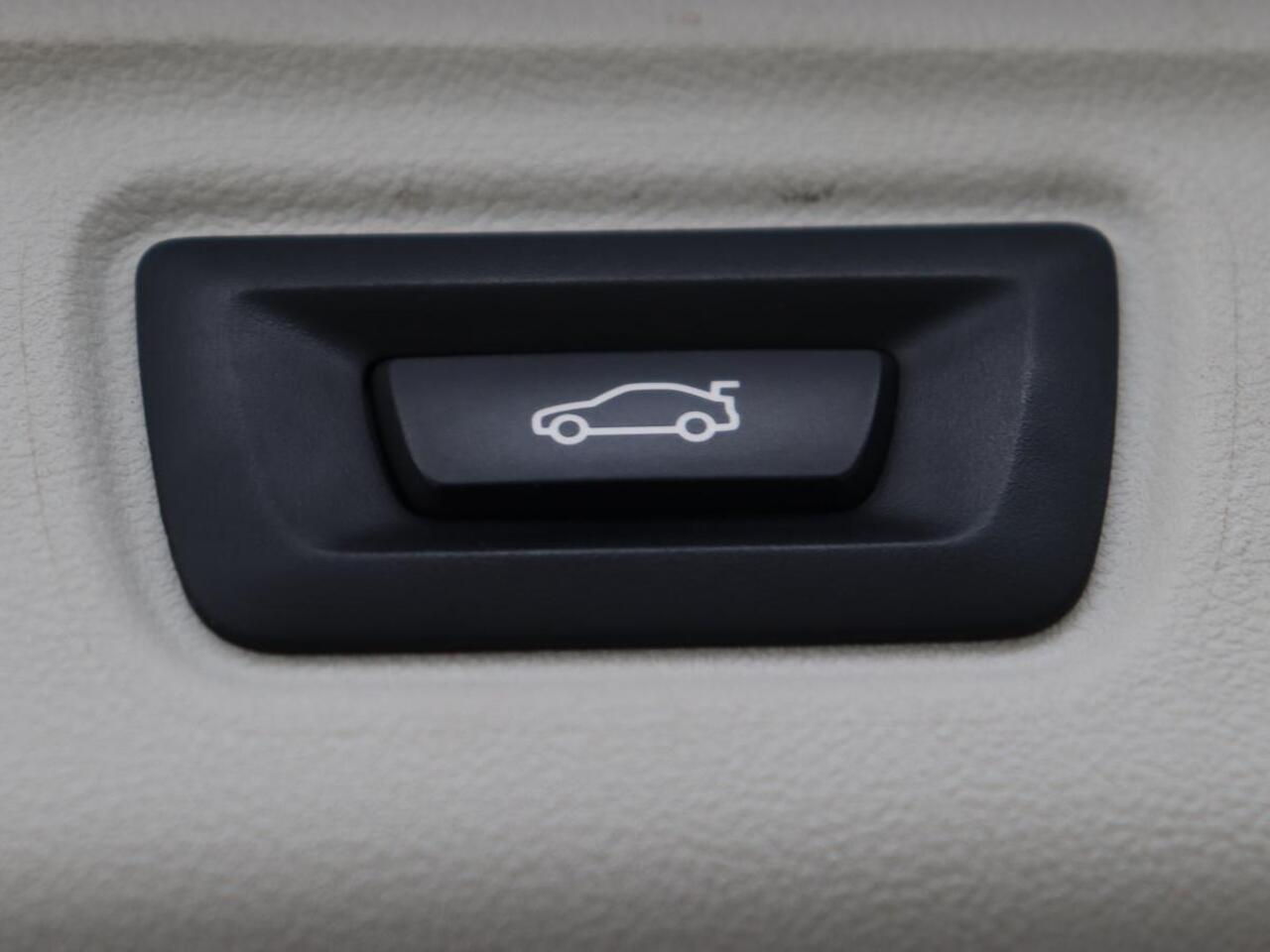 BMW 3-SERIE Touring 330e | Trekhaak | Half Leder | Stoel & Stuurverwarming | Sfeerverlichting | Carplay | Sportstoelen | Navigatie | Cruise Control | Parkeerhulp | Live Cockpit | PHEV | Plug In