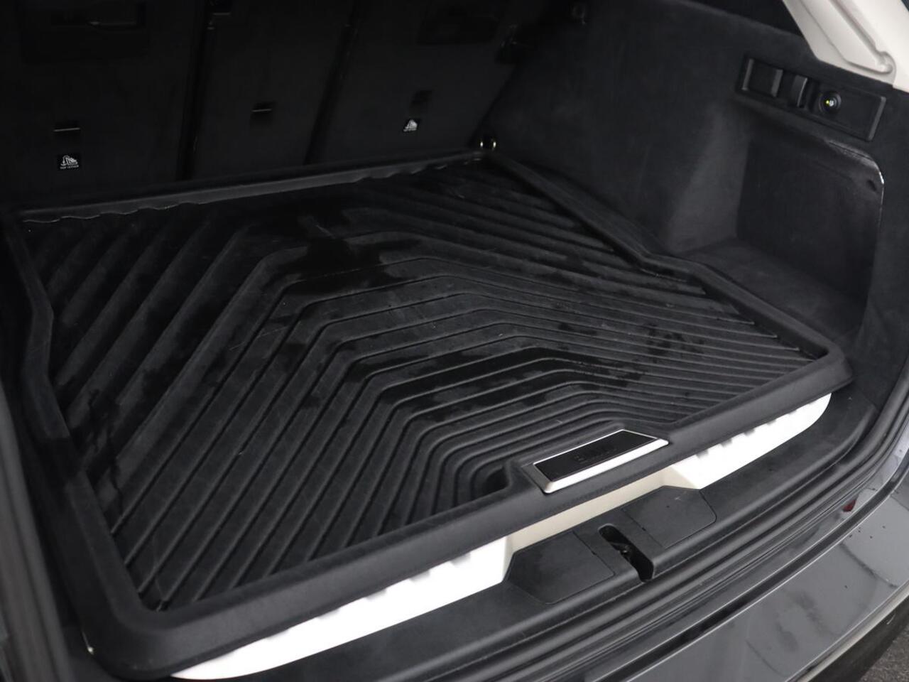 BMW 3-SERIE Touring 330e | Trekhaak | Half Leder | Stoel & Stuurverwarming | Sfeerverlichting | Carplay | Sportstoelen | Navigatie | Cruise Control | Parkeerhulp | Live Cockpit | PHEV | Plug In