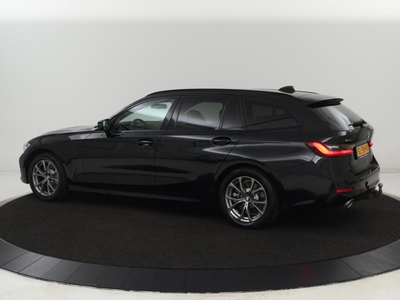 BMW 3-SERIE Touring 330e | Trekhaak | Half Leder | Stoel & Stuurverwarming | Sfeerverlichting | Carplay | Sportstoelen | Navigatie | Cruise Control | Parkeerhulp | Live Cockpit | PHEV | Plug In