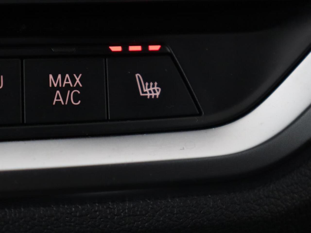 BMW 3-SERIE Touring 330e | Trekhaak | Half Leder | Stoel & Stuurverwarming | Sfeerverlichting | Carplay | Sportstoelen | Navigatie | Cruise Control | Parkeerhulp | Live Cockpit | PHEV | Plug In