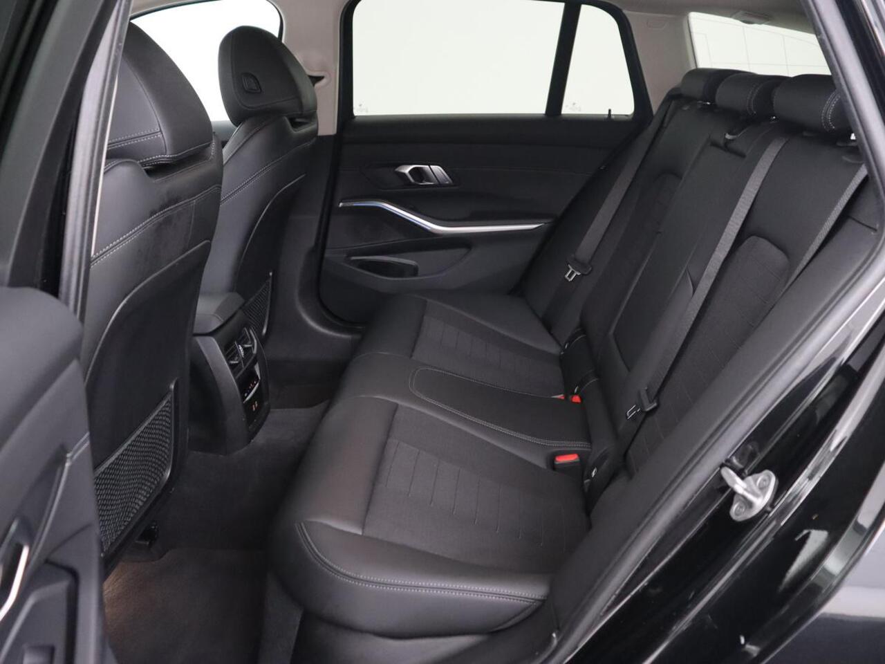 BMW 3-SERIE Touring 330e | Trekhaak | Half Leder | Stoel & Stuurverwarming | Sfeerverlichting | Carplay | Sportstoelen | Navigatie | Cruise Control | Parkeerhulp | Live Cockpit | PHEV | Plug In