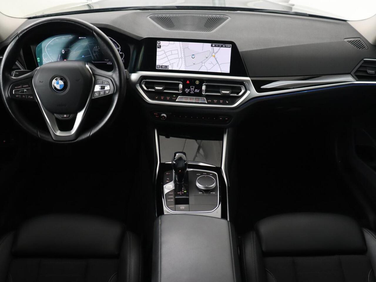 BMW 3-SERIE Touring 330e | Trekhaak | Half Leder | Stoel & Stuurverwarming | Sfeerverlichting | Carplay | Sportstoelen | Navigatie | Cruise Control | Parkeerhulp | Live Cockpit | PHEV | Plug In