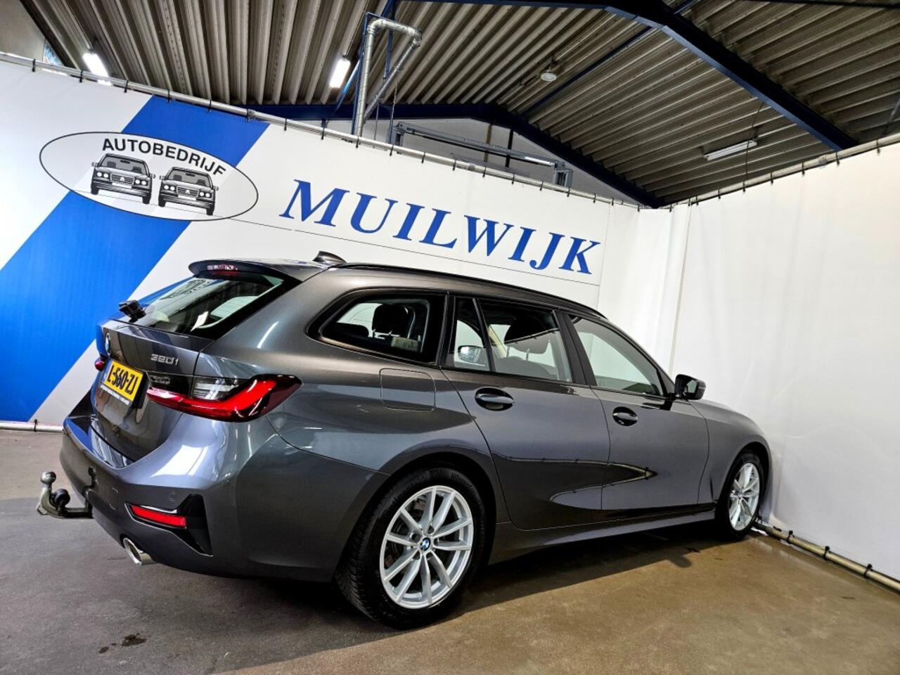 BMW 3-SERIE Touring 320i Business Edition / Trekhaak / Full LED / NL Auto
