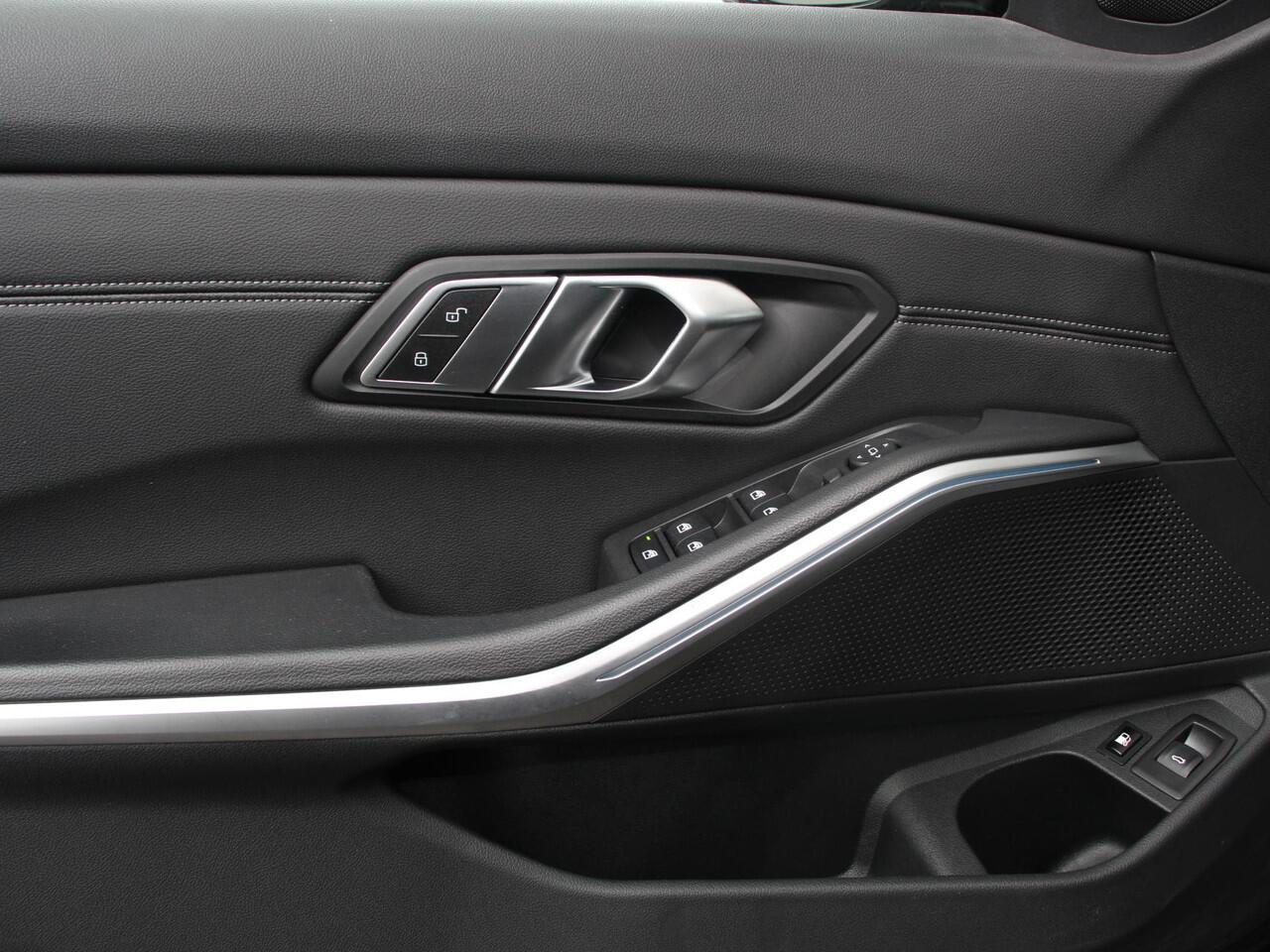 BMW 3-SERIE Touring 330e Touring Sportline PHEV AUT Climate control | Adaptieve cruise control | Parkeersensoren | Navigatie | Sfeerverlichting | Stuur + stoelverwarming | Apple Carplay/ Android Auto