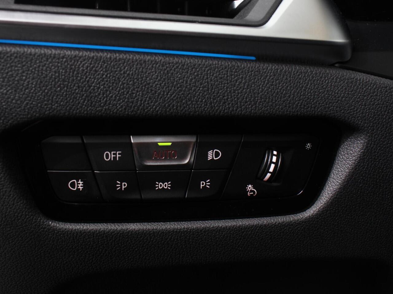 BMW 3-SERIE Touring 330e Touring Sportline PHEV AUT Climate control | Adaptieve cruise control | Parkeersensoren | Navigatie | Sfeerverlichting | Stuur + stoelverwarming | Apple Carplay/ Android Auto