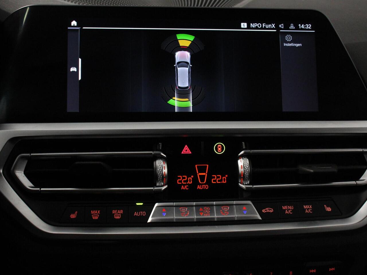 BMW 3-SERIE Touring 330e Touring Sportline PHEV AUT Climate control | Adaptieve cruise control | Parkeersensoren | Navigatie | Sfeerverlichting | Stuur + stoelverwarming | Apple Carplay/ Android Auto